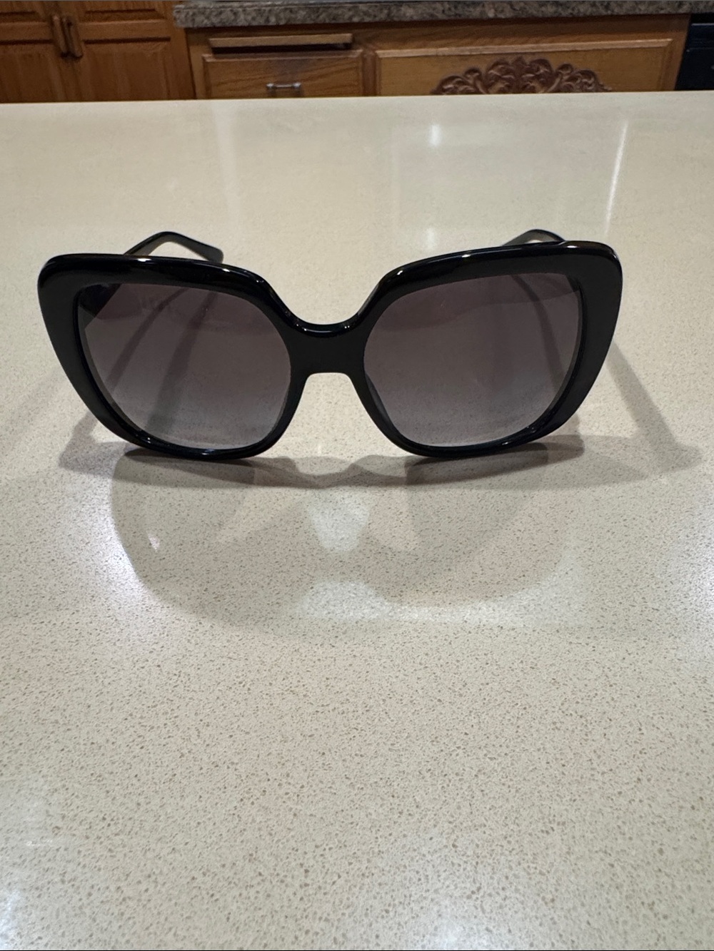 Tory Burch oversized Sunglasses in very good cond. Barely used. Wt original case